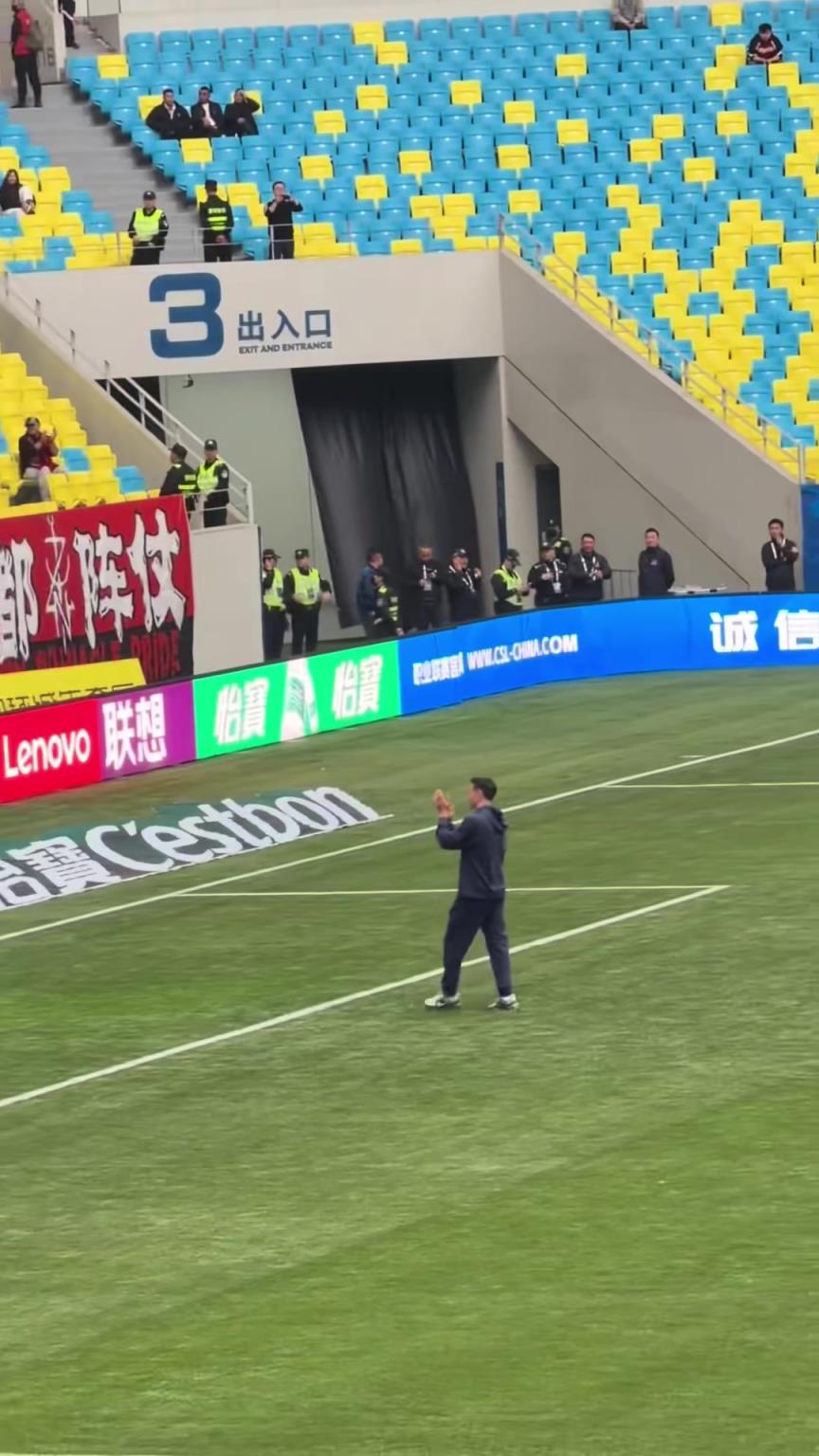 周定洋赛前致意成都北看台，一半嘘声一半掌声