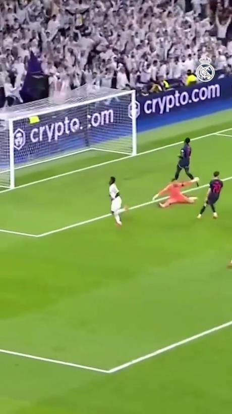 来看看皇马如何完成，17秒从本方球门到对方球门行云流水的配合！