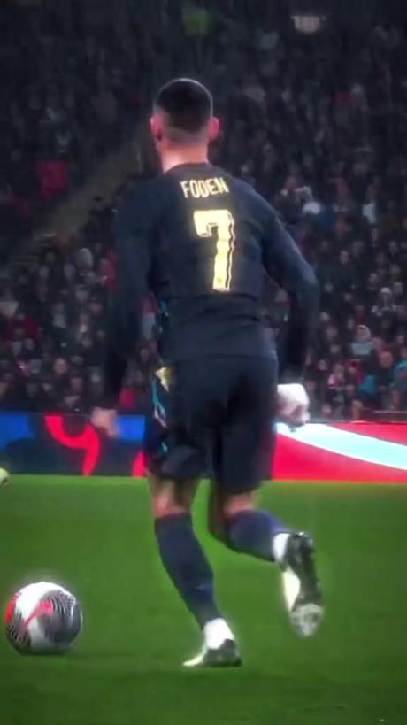 优雅无需多言！福登：任你大雨倾盆而下…我停球丝毫不差！