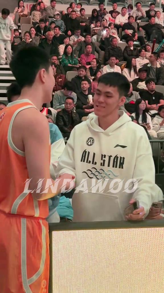 你俩不对劲！昨晚庞峥麟突然对胡明轩“深情一吻”