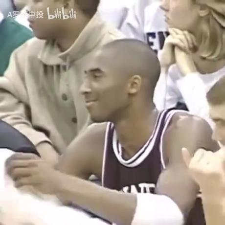 校园偶像！小瞬间：女球迷帮17岁的科比披好毛巾！