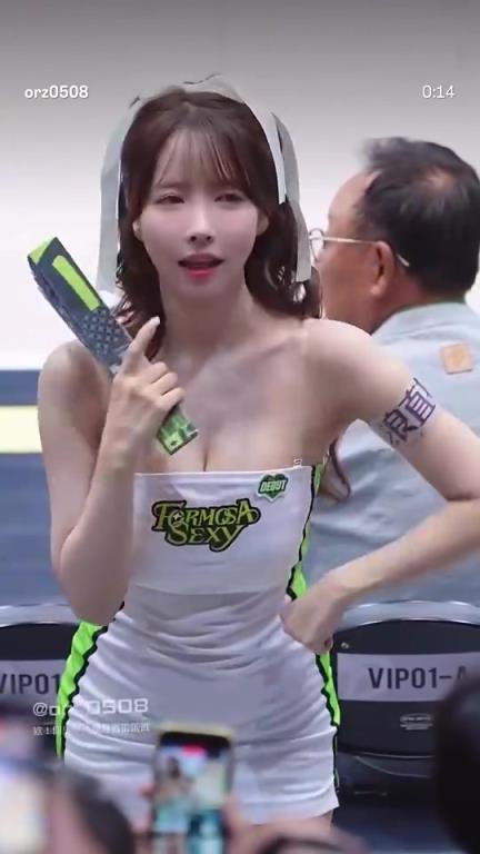 三上悠亚在宝岛联赛和球迷的可爱互动，就问你受得了嘛？