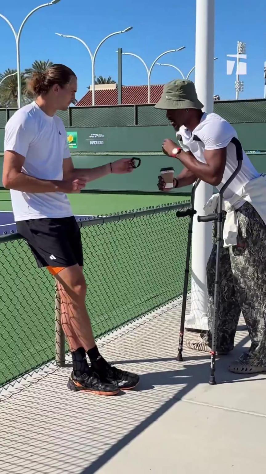 是真热爱巴特勒拄拐前去看网球！与兹维列夫互动&给球迷签名