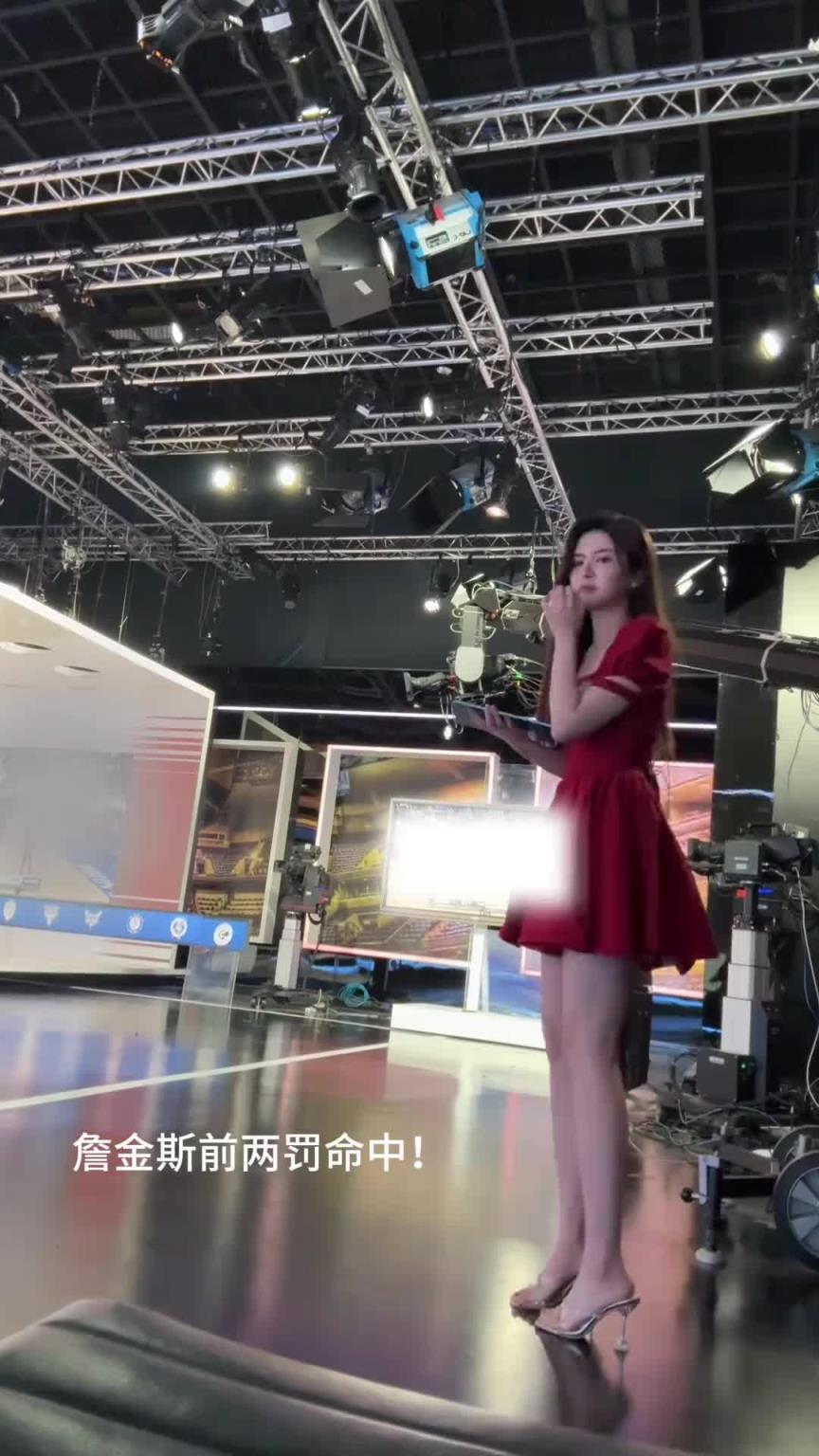 大长腿女主持炼炼此前晒沉浸式观战骑士vs活塞双加时