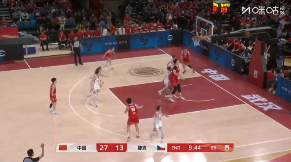 误入小人国！2米26张子宇1v3碾压2+1 捷克最高仅195