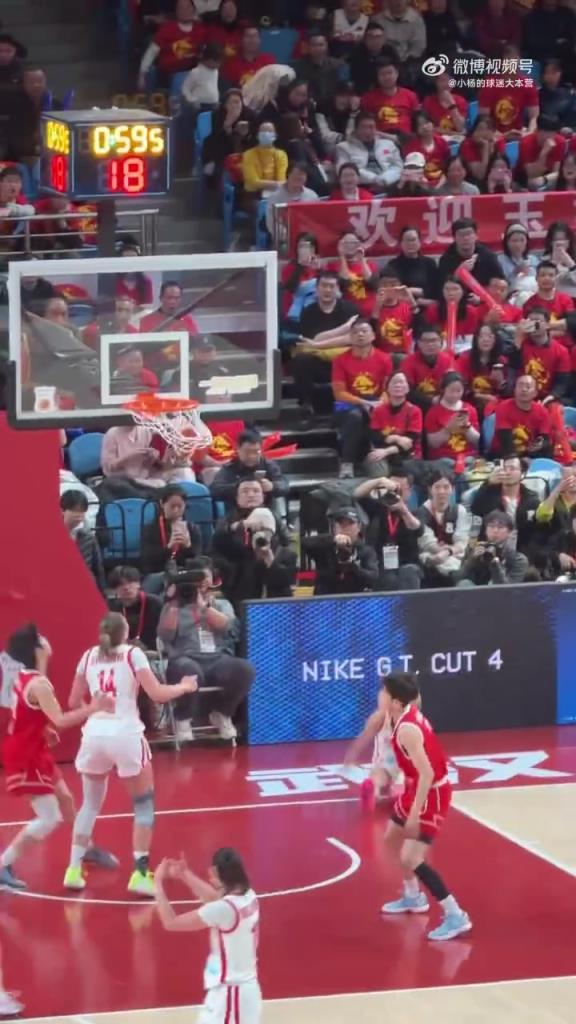 女粉丝瞬间呐喊！杨舒予这球直接硬吃对位的捷克对手强势打板