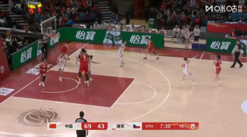 4个对手往张子宇身上扑张子宇2+1被多人飞扑 皱眉无语！