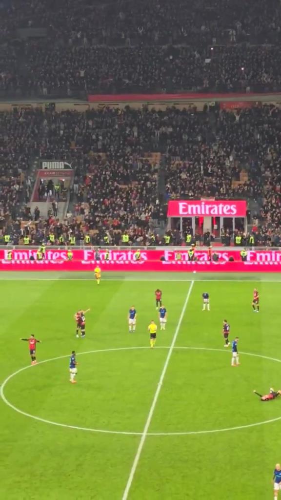 米兰球迷赛后齐喊：谁不跳起来庆祝，谁就是蓝黑军团的球迷