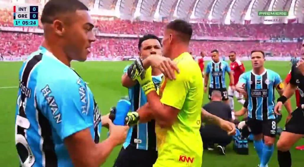 哈哈！格雷米奥球员喝水故意喷向对手，对手直接把水没收了！