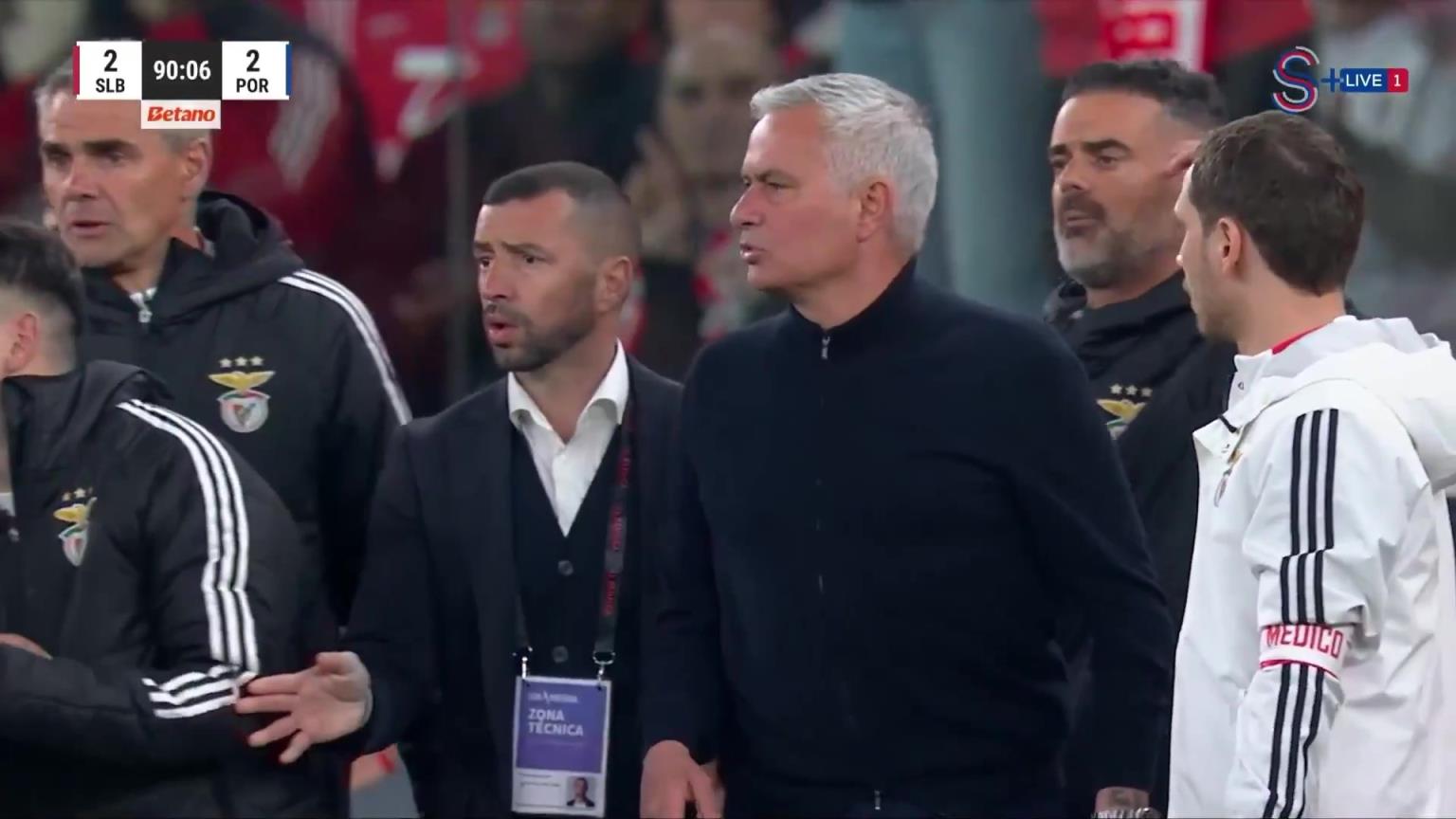 葡超德比大战！穆里尼奥被主裁出示直红！离场时比手势回击对手！