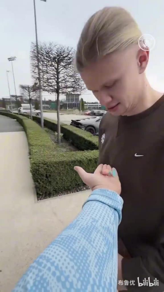 给曼城球员神秘礼物，看看他们有什么反应！