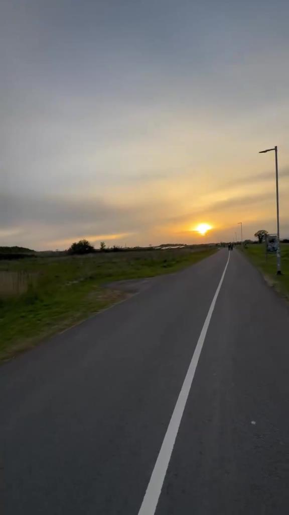 人字拖！一起跟随滑板上的库尼亚欣赏景色！