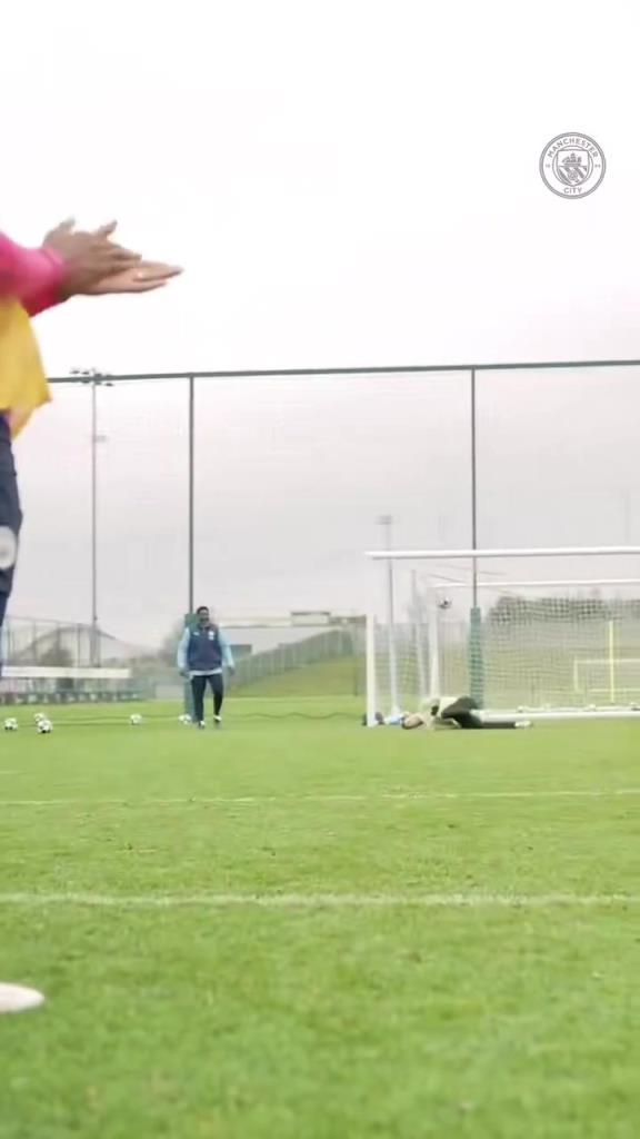 解压！曼城球员的射门训练！谁最犀利？