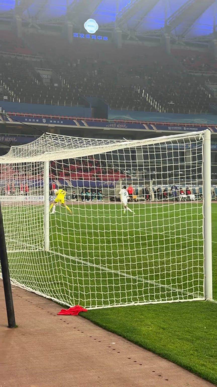 稳准狠!现场视角再看张玉宁兜射空门:方镜淇太过托大