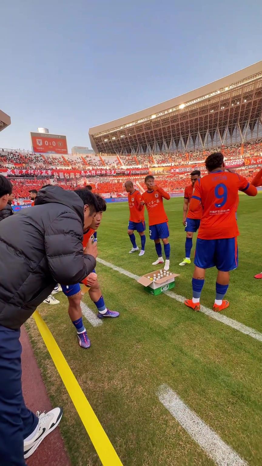点赞!主教练韩鹏赛前给谢文能开小灶,结果很快收获赛季首球