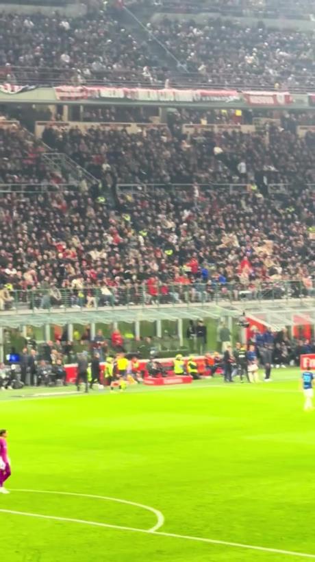 心魔！实拍：巴斯托尼因伤被奥古斯托换下时，圣西罗球场满场嘘声