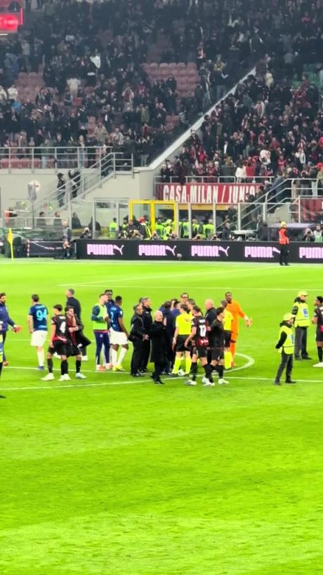 最后时刻未判点球！实拍：国米众将赛后围住主裁讨要说法