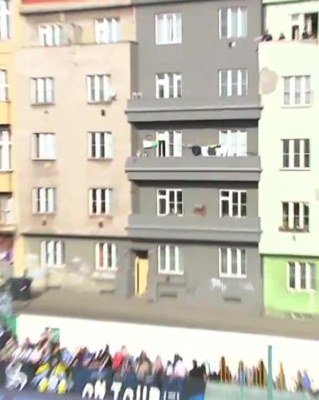 捷甲赛场奇葩一幕：门将大脚解围，将球踢进居民楼