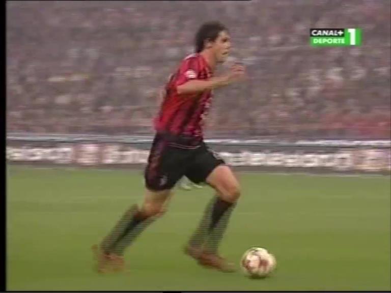 看着就疼！米兰德比名场面：卡卡被法瓦利暴力犯规！