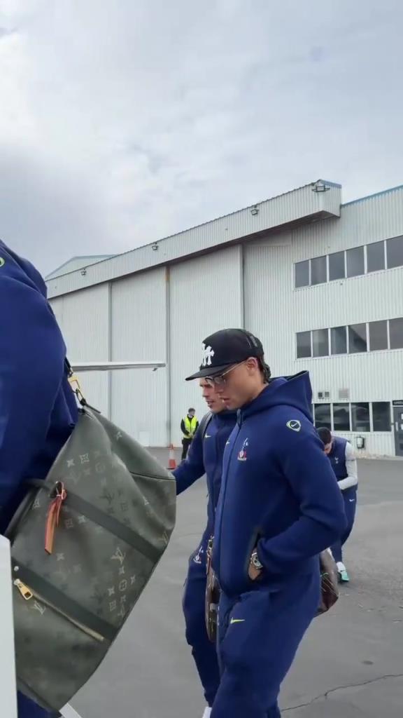 暗室一灯？热刺出发去西班牙的画面！