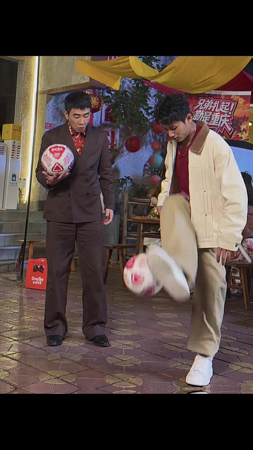 陈小春来啦❗️U23国脚向余望社媒：偶遇春哥