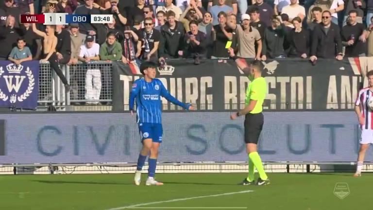 怒斥！王博豪染黄后球迷狂竖中指+拉眼角歧视，王博豪无奈叉腰