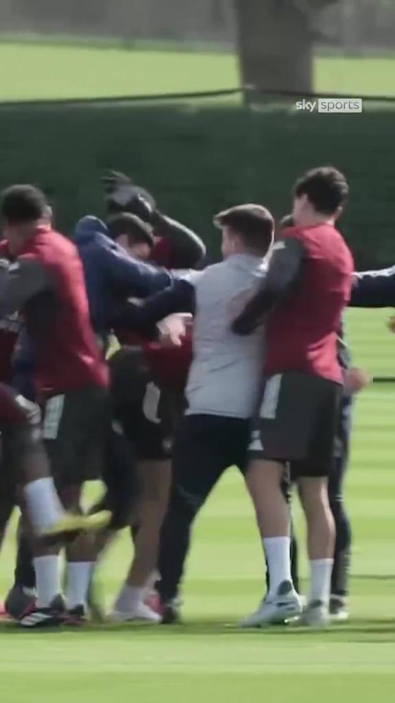 惊！阿森纳将帅“内讧”，阿尔特塔和赖斯遭队友乱拳袭击