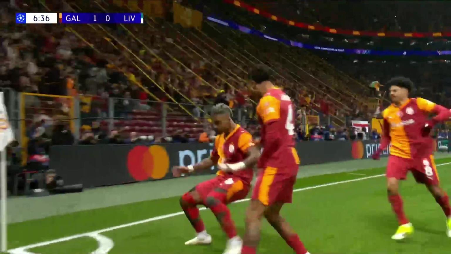 利物浦客场落后！奥斯梅恩跃起头球摆渡！勒米纳门前冲顶破门！