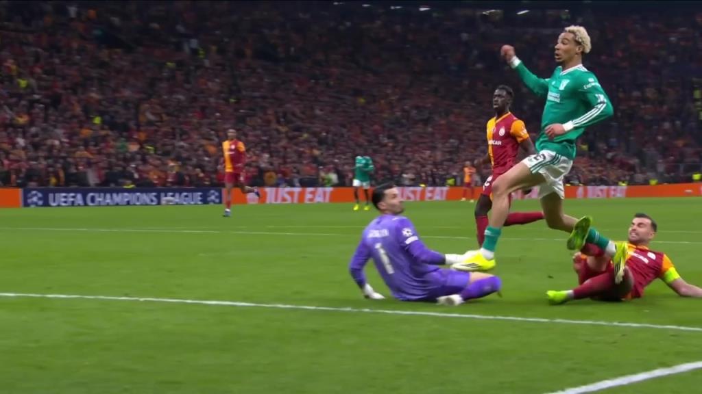 太可惜了！埃基蒂克断球单刀杀入禁区打门！被门将奋力化解！