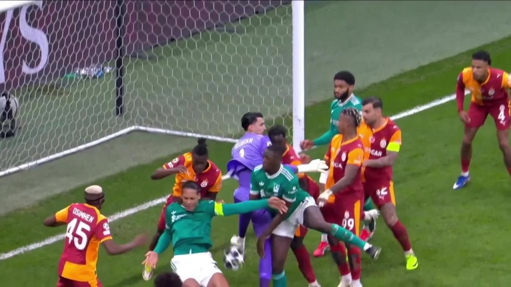 扳平无效！利物浦角球开出门前混战破门！科纳特手球进球取消！