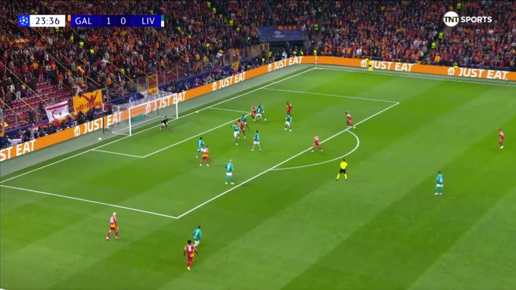 桑切斯禁区头球攻门！马马尔达什维利飞身神勇扑出！