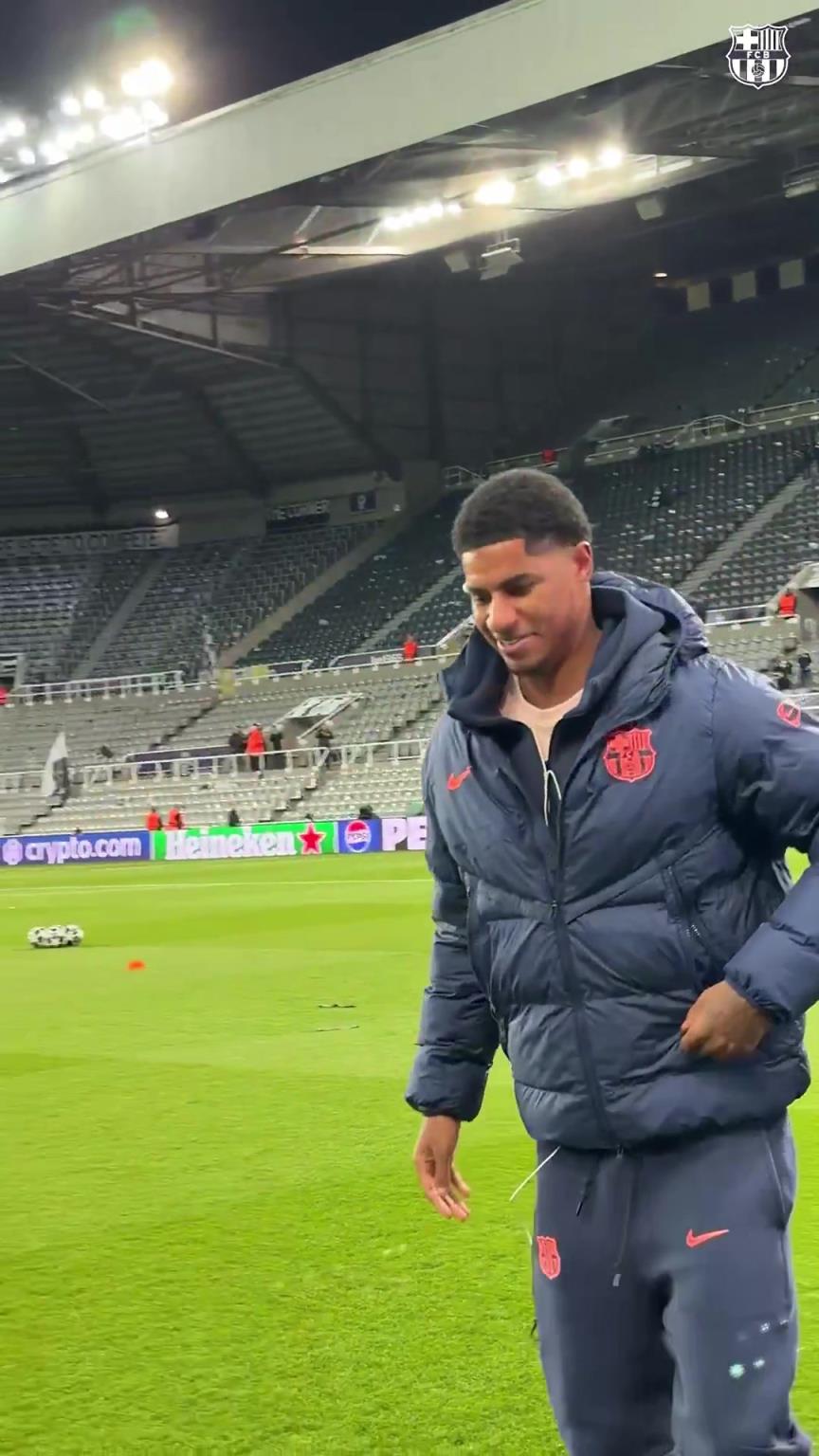 对阵纽卡赛前，拉什福德与韦恩·鲁尼握手致意❤️