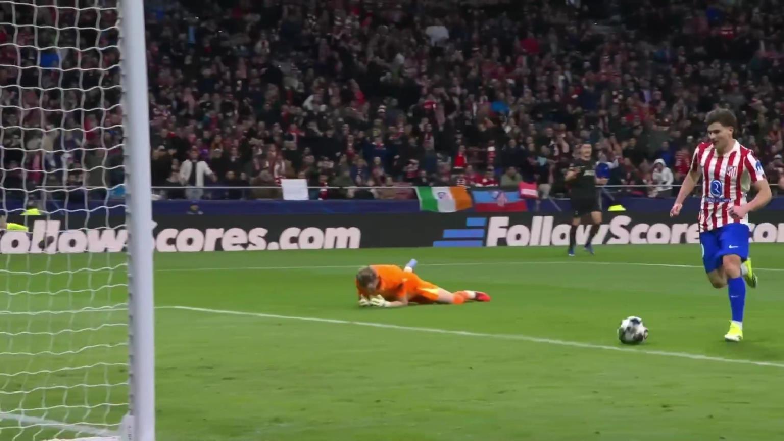 心态崩了！自己失误导致小蜘蛛空门后，金斯基捂脸羞愧趴地