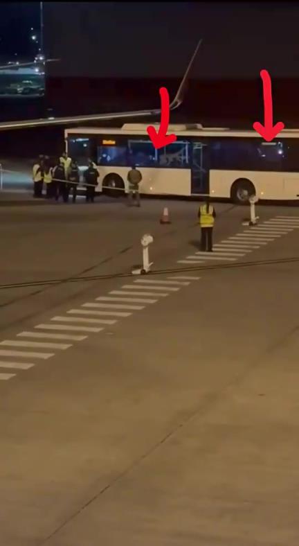 博主晒出伊朗女足在车内用闪光灯向外打信号，博主称这是在求救