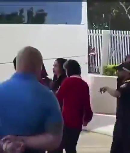 博主实拍：一名伊朗女足球员被另一人拉着走上了大巴