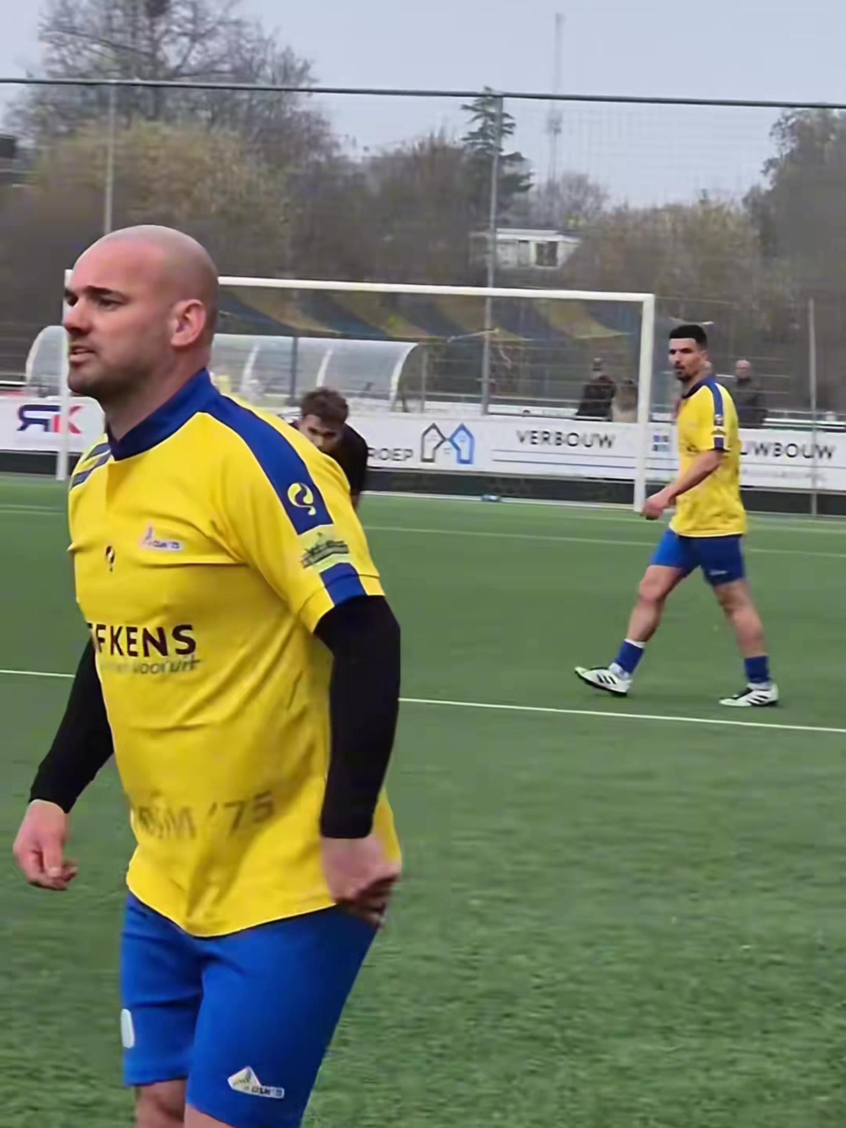 别被肚子骗了！斯内德这脚下频率和出球视野，依然是世界级的存在