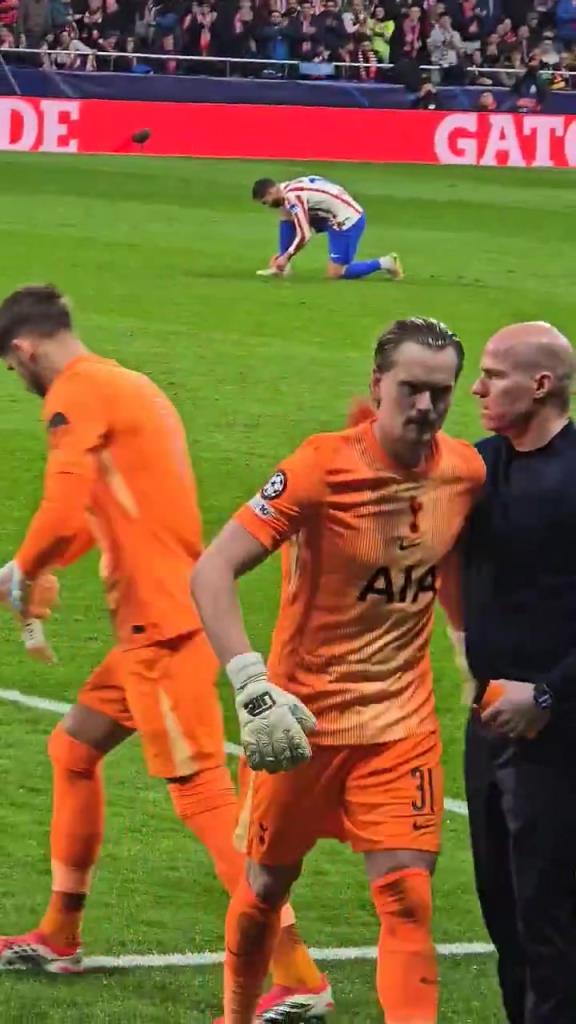 彻底被摧毁了！近距离实拍金斯基换下场时快哭了