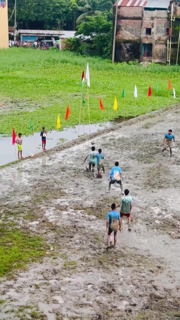 这场地条件也能踢球，这群小朋友是真爱啊