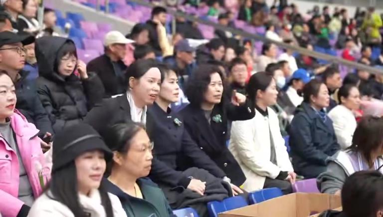 妇女节当天，足协杯主办方为现场看球的女性同志们送上祝福！