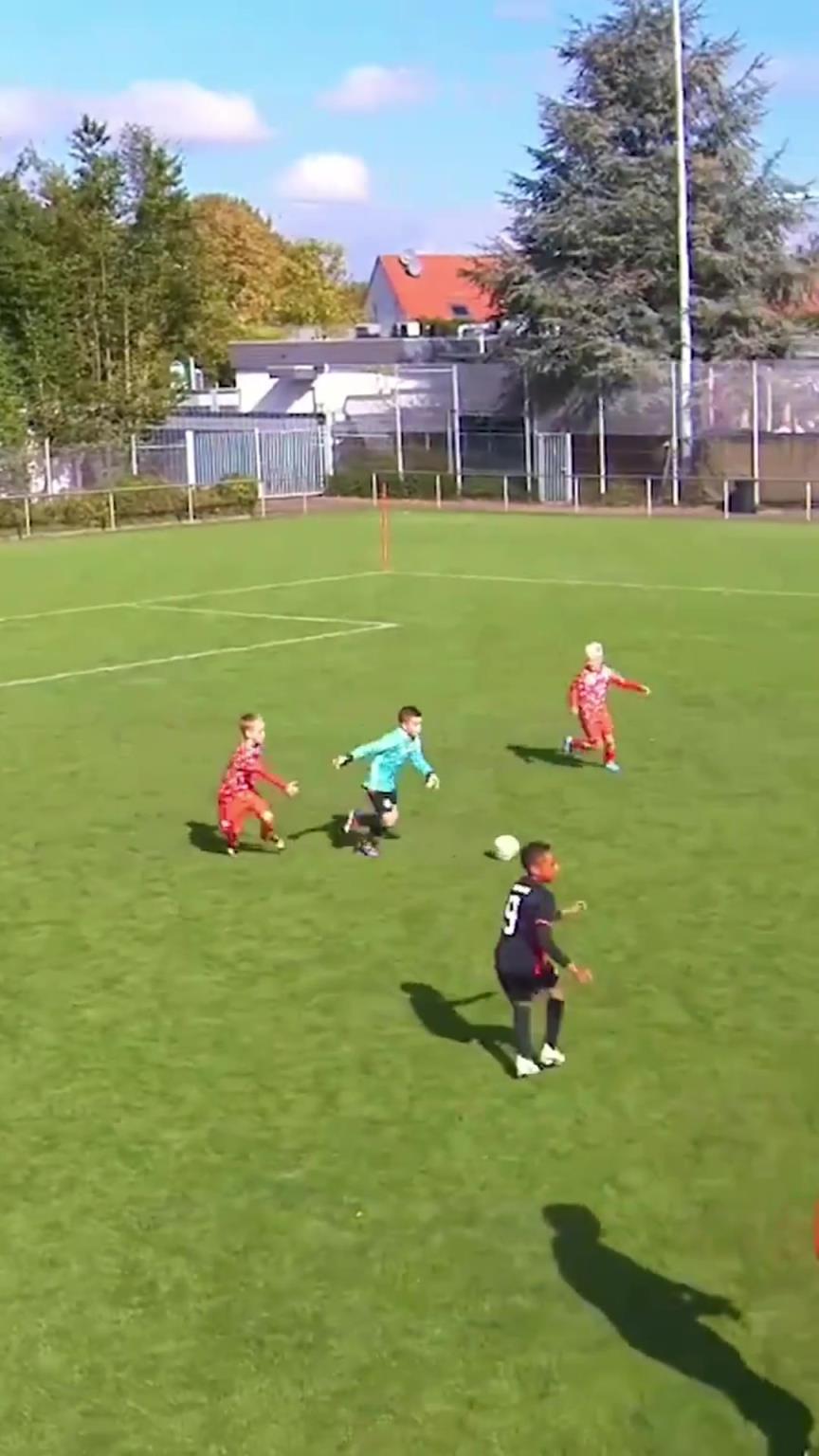 你见过门将一条龙破门的吗，小朋友趁年轻改位置吧