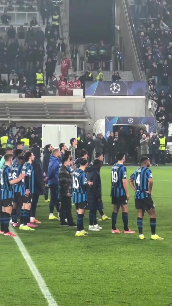 亚特兰大主场1-6遭拜仁打爆，赛后球员一起接受球迷训话