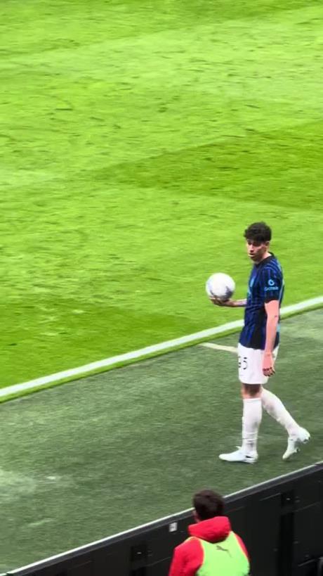 过不去的坎！实拍：米兰德比上巴斯托尼只要持球就会响起漫天嘘声