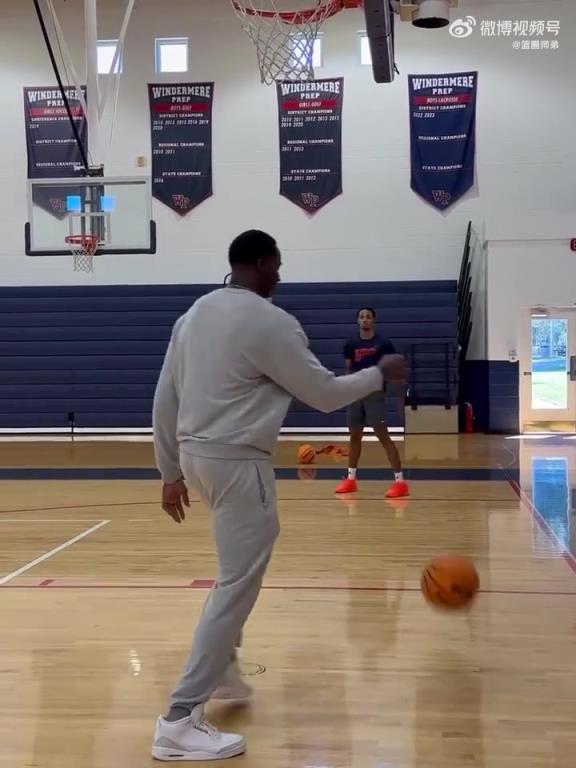 巴斯光年？小巴斯这个“球童”有点眼熟啊