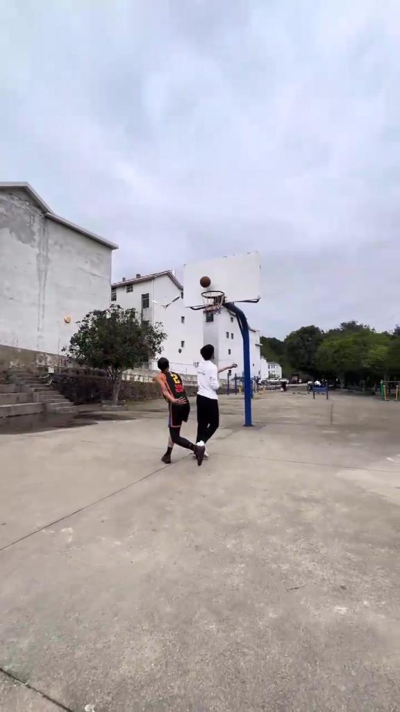 只能说神似了！有粉丝模仿亚历山大打球动作