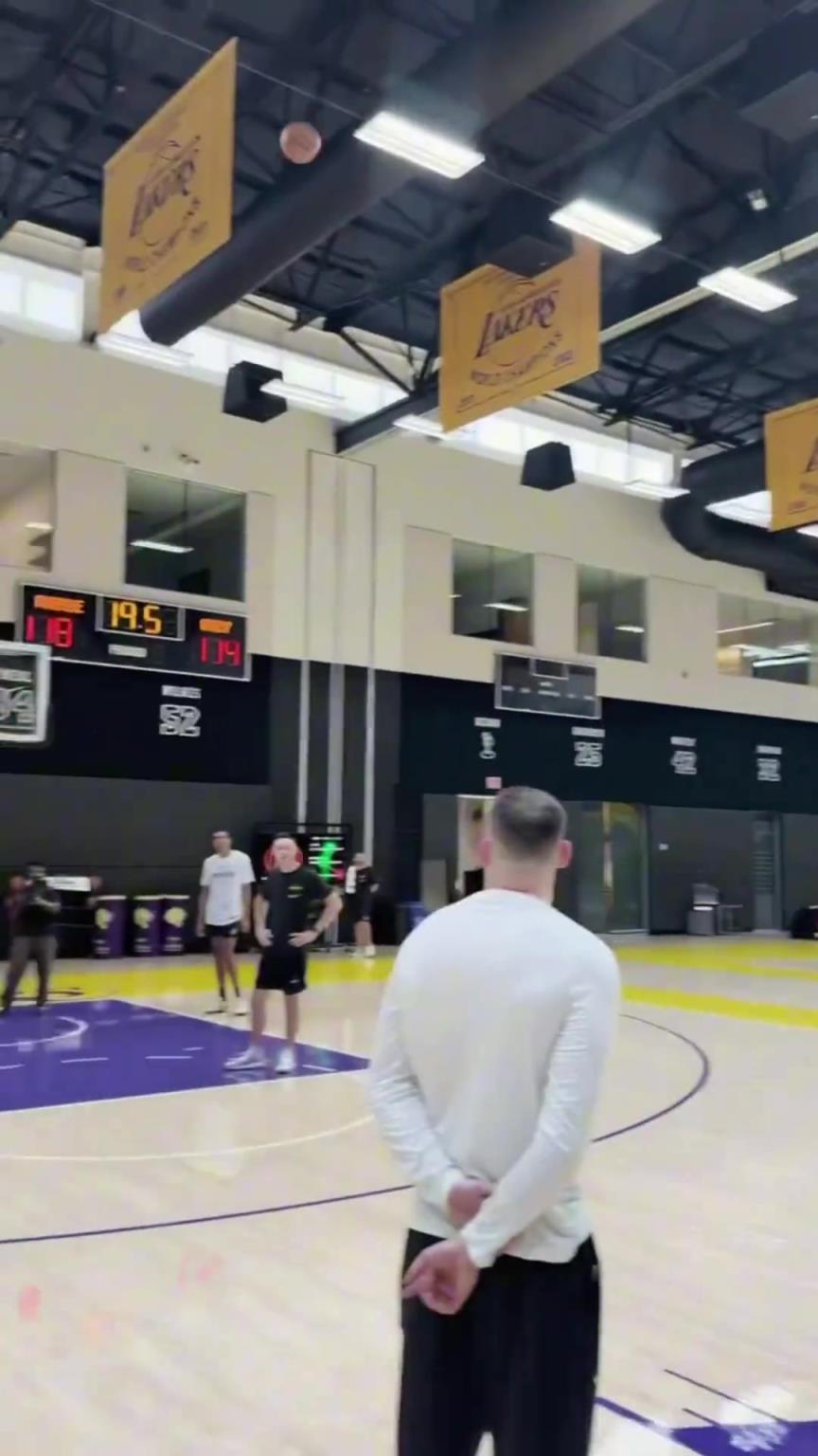 小里和卢卡的半场投篮掰头~好像是无穷无尽了