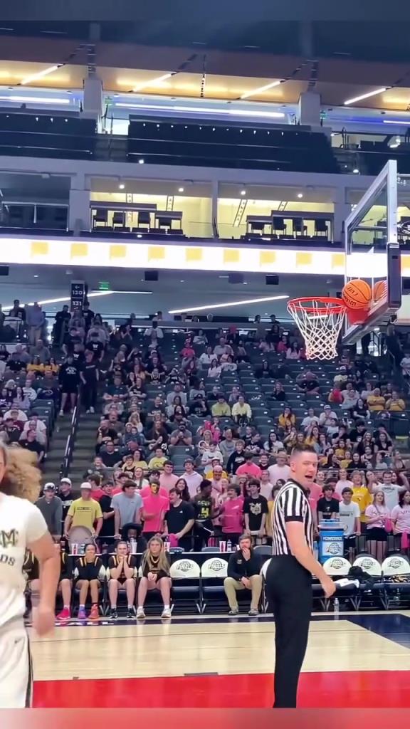 篮球被卡怎么办？这才是正确教学！