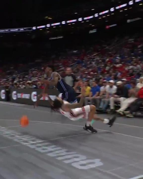 状元级天赋迪班萨晃倒对手切入炸扣！直接吓退防守！！