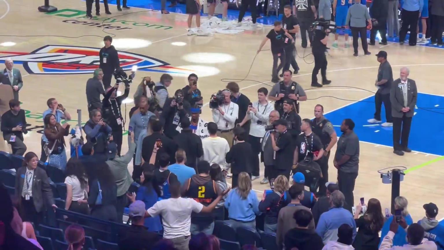 破纪录之夜+连续中投拿下胜利！SGA赛后和家人庆祝~