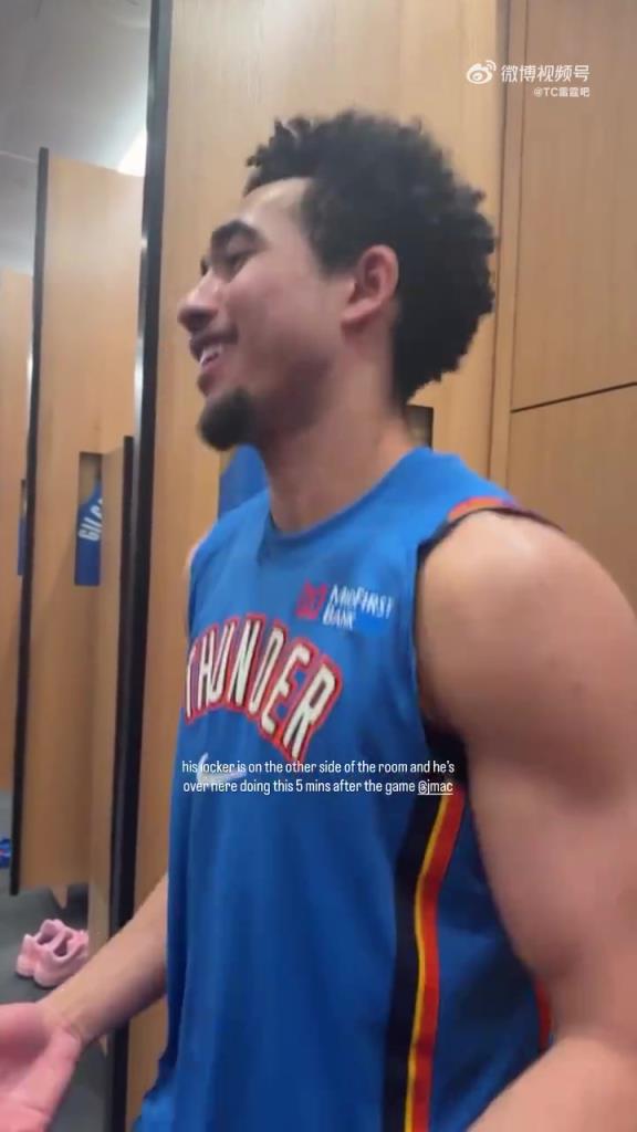 这肌肉线条也是杠杠的！雷霆赢球后，麦凯恩更衣室就开始跳起舞来