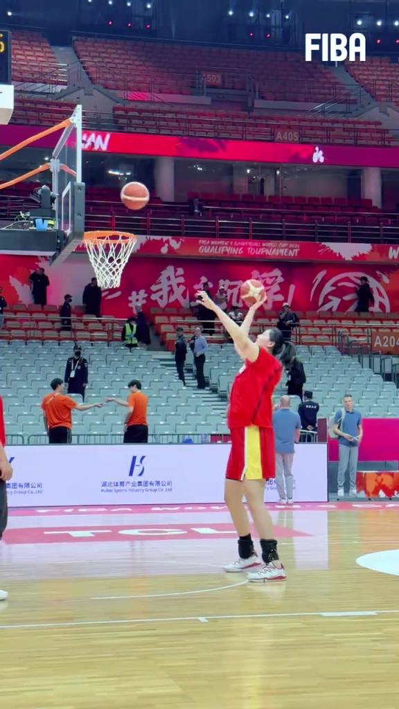 18岁张子宇正是长身体的时候 不多拉伸怎么行？